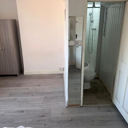 Private Flat In Hounslow Apartment Екстериор снимка