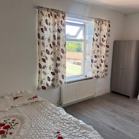 Private Flat In Hounslow Apartment Екстериор снимка